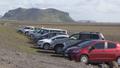 Ferðamaðurinn sem lést á Sólheimasandi var dökkklæddur og sneri baki í bílinn
