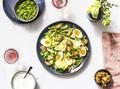 Sumarlegt salat með aspas, eggjum og stökkum brauðteningum